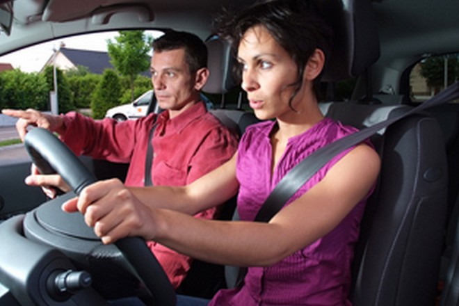 Après formation, les fonctionnaires peuvent faire passer le permis de conduire