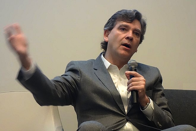 Les dirigeants d’entreprise formés en s’inspirant des politiques, constate Arnaud Montebourg