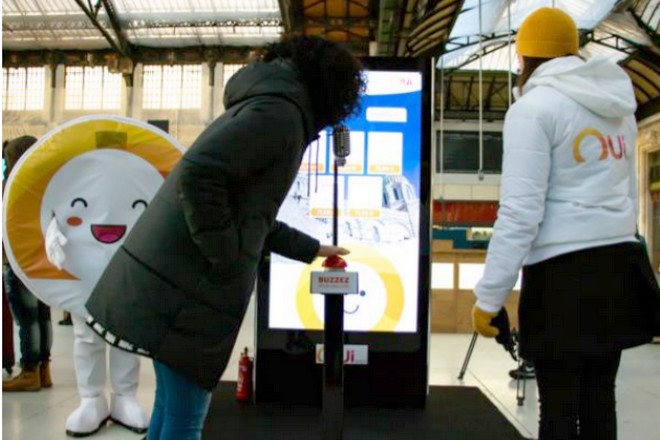 Oui.SNCF greffe son bot conversationnel au panneau d’affichage de JCDecaux