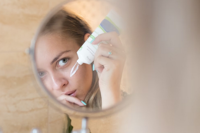 La marque Yves Rocher combine social et display auprès de ses clientes