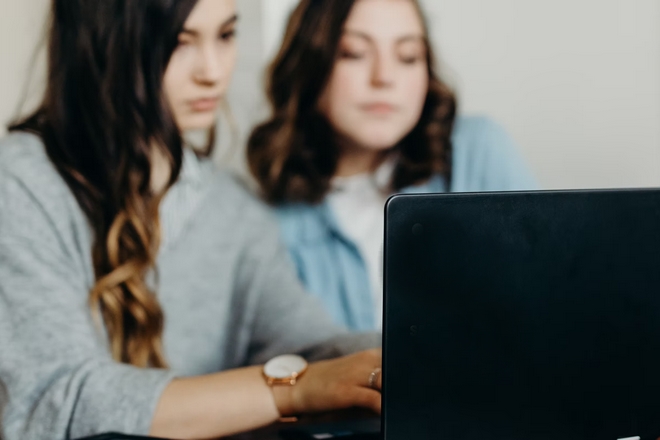 Mais pourquoi les femmes sont-elles sous représentées dans l’informatique ?