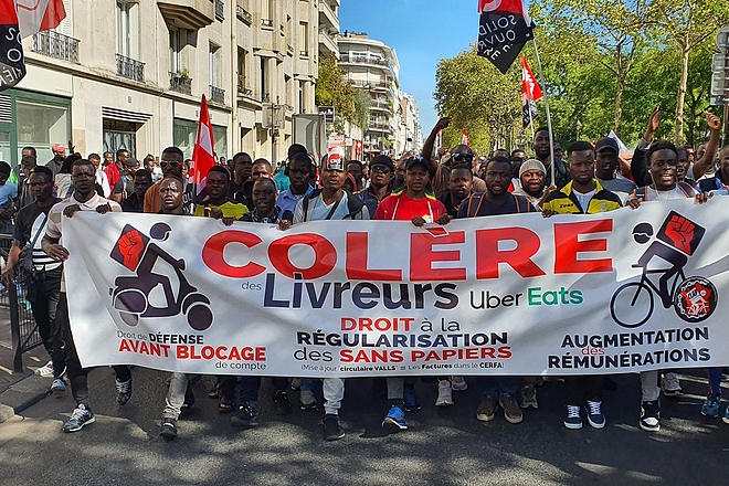 Des livreurs Uber africains manifestent  contre les désactivations de la plateforme